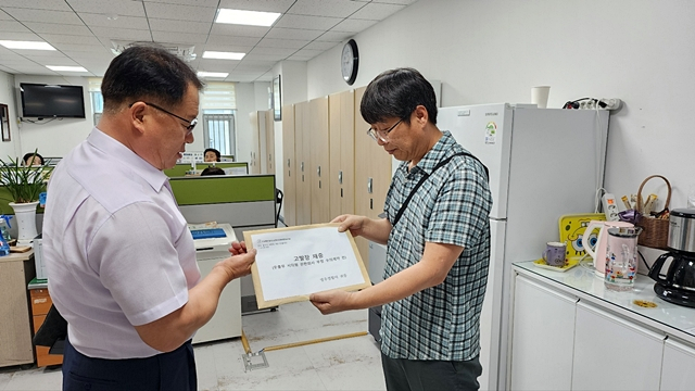 황선종 공신연 영주지부장(오른쪽)이 이해충돌방지법 위반 의혹을 받고 있는 A 영주시의원 등에 대한 고발장을 제출하고 있다./사진제공=공직공익비리신고 전국시민운동연합 영주시지부