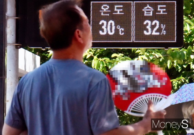 [머니S포토] 한낮 이른 더위 기승… 부채질에도 땀이 뻘뻘