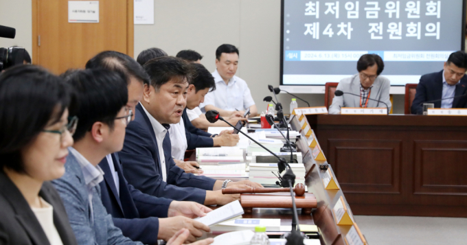 13일 세종시 정부세종청사에서 열린 최저임금위원회 제4차 전원회의에서 이인재 위원장이 모두발언을 하고 있다. / 사진=뉴스1 김기남 기자 /사진=(세종=뉴스1) 김기남 기자