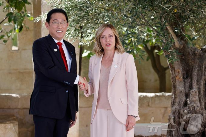 [사진] [포토]G7정상회의 개막…기시다와 악수하는 멜로니