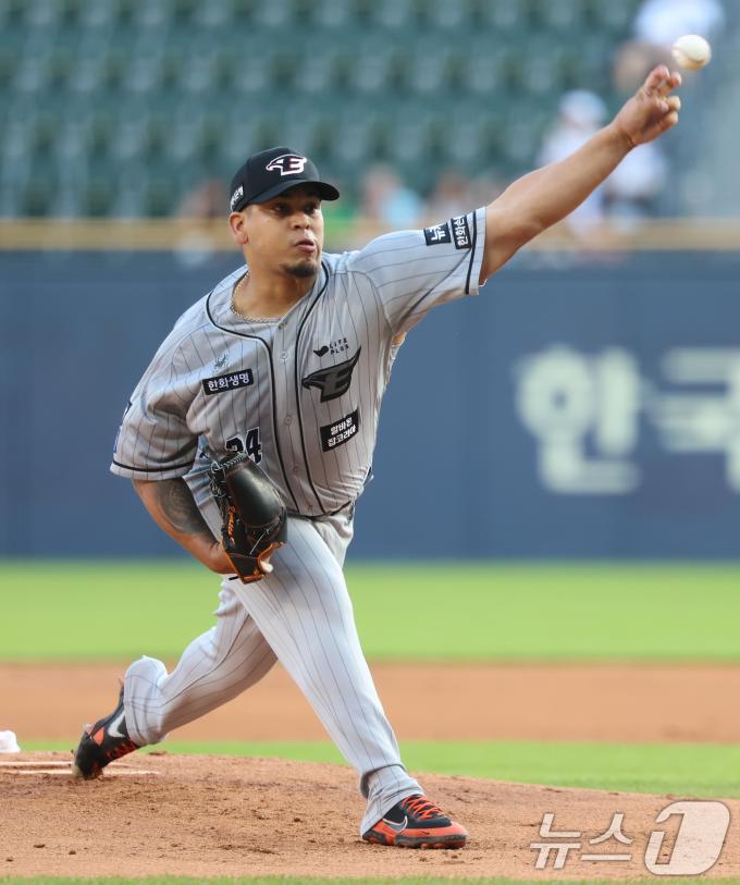 [사진] 한화 산체스, 힘차게