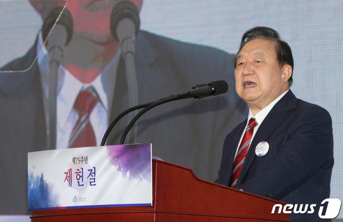 정대철 대한민국헌정회 회장이 지난해 7월17일 서울 여의도 국회 로텐더홀에서 열린 제75주년 제헌절 경축식에서 기념사를 하고 있다. (공동취재) 2023.7.17/뉴스1 ⓒ News1 황기선 기자
