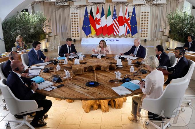 [사진] [포토]원탁에 둘러 앉은 G7 정상들 본격 회의 돌입