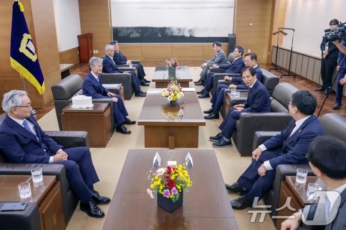 조희대 대법원장과 이광형 한국과학기술원(KAIST) 총장 등 참석자들이 13일 오후 서울 서초구 대법원에서 열린 '대법관후보추천위원회' 회의에서 환담을 나누고 있다. 2024.6.13/뉴스1 ⓒ News1 민경석 기자