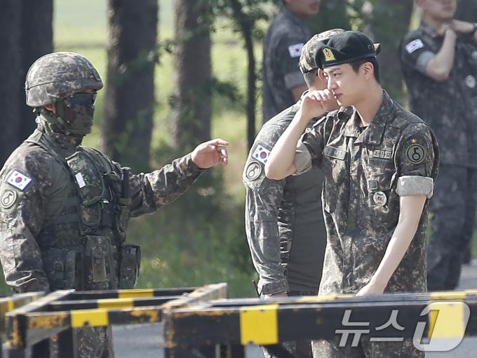 그룹 방탄소년단(BTS) 진이 12일 오전 경기도 연천 소재 육군 제5보병사단 신병교육대대에서 전역 전 병사들과 인사를 나누며 눈물을 흘리고 있다. 2024.6.12/뉴스1 ⓒ News1 권현진 기자