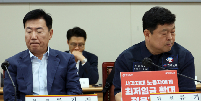 13일 세종시 정부세종청사에서 열린 최저임금위원회 제4차 전원회의에서 류기정 사용자 위원(왼쪽)과 류기섭 근로자 위원이 다른곳을 향하고 있다. / 사진=뉴시스 강종민 기자 