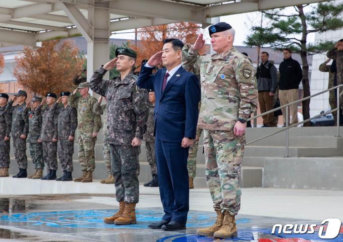신원식 국방부 장관(가운데)과 폴 러캐머라 한미연합사령관(오른쪽). (국방부 제공) 2023.11.27/뉴스1
