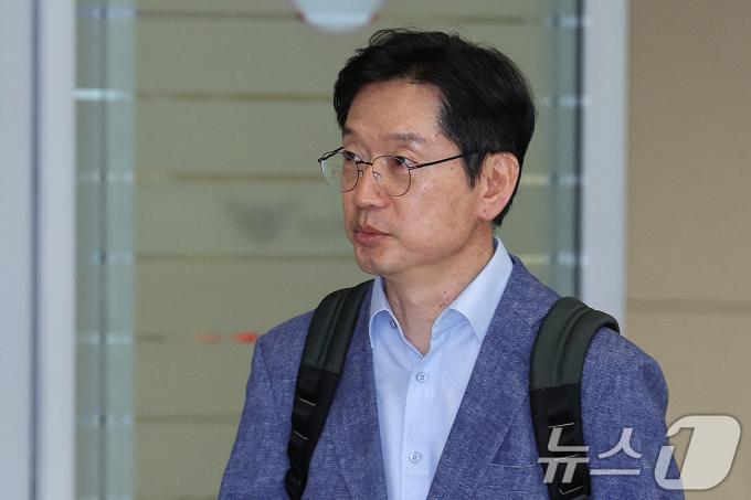 영국 유학 중인 김경수 전 경남도지사가 19일 인천국제공항을 통해 귀국하고 있다. 김 전 지사는 고(故) 노무현 전 대통령 15주기 추도식에 참석하기 위해 귀국했다. 2024.5.19/뉴스1 ⓒ News1 신웅수 기자