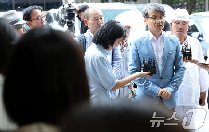 최재영 목사가 13일 오전 김건희 여사의 명품 가방 수수 의혹과 관련해 주거 침입과 청탁금지법 위반 혐의 등으로 조사를 받기 위해 서울 영등포경찰서에 출석하며 입장을 밝히고 있다. ⓒ News1 이동해 기자