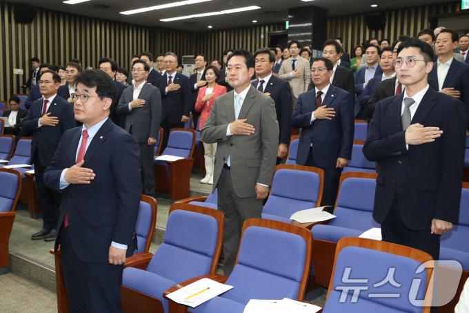 13일 오전 서울 여의도 국회에서 열린 국민의힘 의회정치 원상복구 의원총회에서 의원들이 국민의례를 하고 있다. 2024.6.13/뉴스1 ⓒ News1 이광호 기자