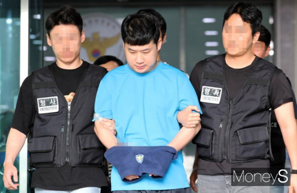 신림동에서 흉기난동을 벌여 4명의 사상자를 낸 피의자 조선의 2심 선고공판이 14일 열린다. 사진은 지난해 7월28일 검찰송치 당시 조선의 모습. /사진=머니S