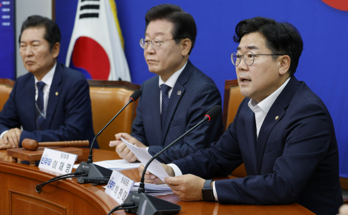 박찬대 더불어민주당 원내대표가 채상병 사망 사건 신속 수사를 촉구한 추경호 국민의힘 원내대표를 비판했다. 사진은 박 원내대표(맨 오른쪽)가 14일 서울 여의도 국회에서 열린 최고위원회의에서 모두발언하는 모습. /사진=뉴스1