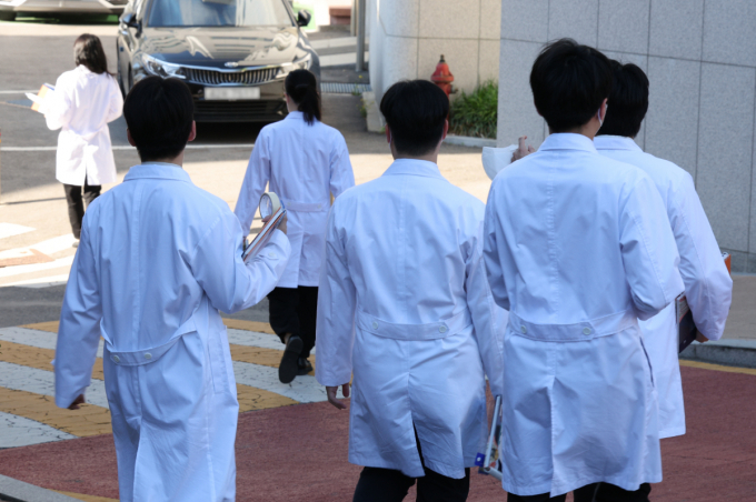 정부와 의대 교수, 전공의단체 등이 참여하는 협의체가 구성될지 주목된다. 서울 소재 대학병원에서 이동하는 의료진. /사진=뉴스1