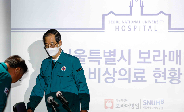 한덕수 국무총리가 복귀 전공의에게는 불이익이 없을 것이라며 의료계 집단행동 철회를 촉구했다. 사진은 한 총리가 14일 서울 동작구 보라매병원에서 의사집단행동 대비 의료진 간담회에 참석한 모습. /사진=뉴스1