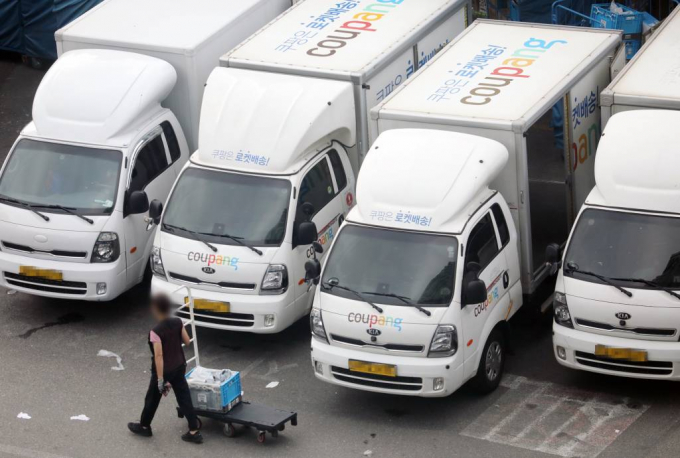 공정위가 쿠팡에 부과한 과징금은 유통업계 과징금 중 역대 최고액이다. 사진은 서울 시내 한 쿠팡 배송 캠프에서 배송 준비 작업을 하고 있는 택배기사의 모습. /사진=뉴시스 