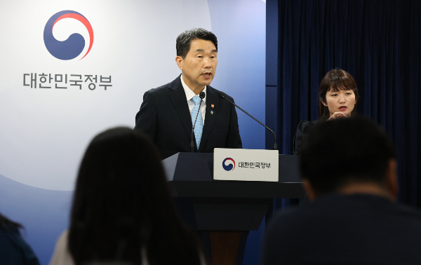 정부가 의과대학 증원에 따른 의학교육의 질을 담보하기 위해 국립대 전임교원 증원 등을 추진한다. 이주호 사회부총리 겸 교육부 장관이 14일 서울 종로구 정부서울청사에서 의대교육 정상화 브리핑을 하고 있다. /사진=뉴스1