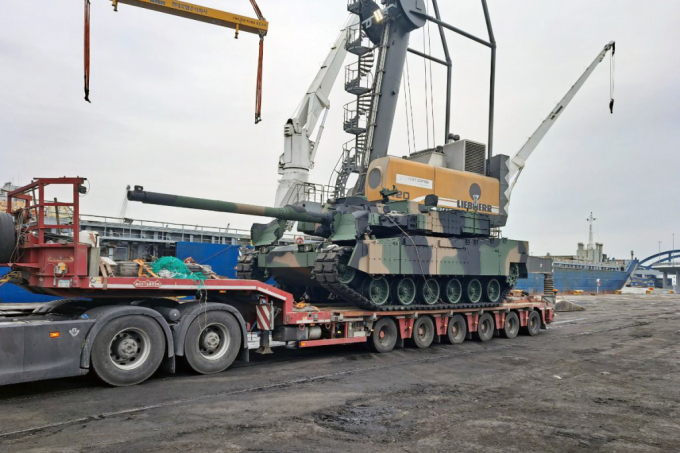  현대로템의 K2 전차가 폴란드 그드니아(Gdynia)에 도착해 하역되고 있다.사진=현대로템 제공