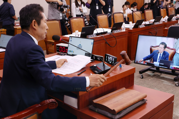 국회 법제사법위원회가 14일 채상병 특검법을 심사할 소위를 구성하고 제1법안소위에 회부했다. 사진은 정청래 국회 법제사법위원회 위원장이 14일 서울 여의도 국회에서 열린 법제사법위원회 전체회의에서 안건을 상정하며 의사봉을 두드리는 모습. /사진=뉴시스