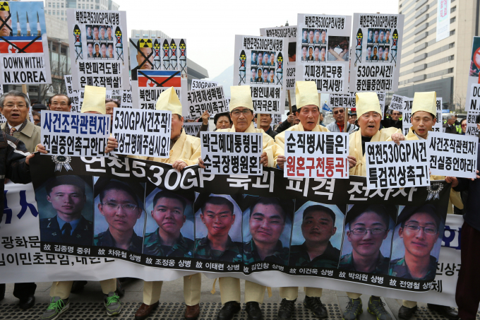 총기 사건 피해자 유족들은 해당 사건에 대해 북한군 소행 은폐 의혹을 제기하며 재수사를 요구했다. 사진은 지난 2014년 3월19일 서울 광화문광장에서 열린 '연천 530GP 총기난사 사건' 진상규명 촉구 기자회견에서 희생자 유가족과 '대한민국 어버이연합'을 비롯한 보수단체 회원들이 구호를 외치는 모습. /사진=뉴스1