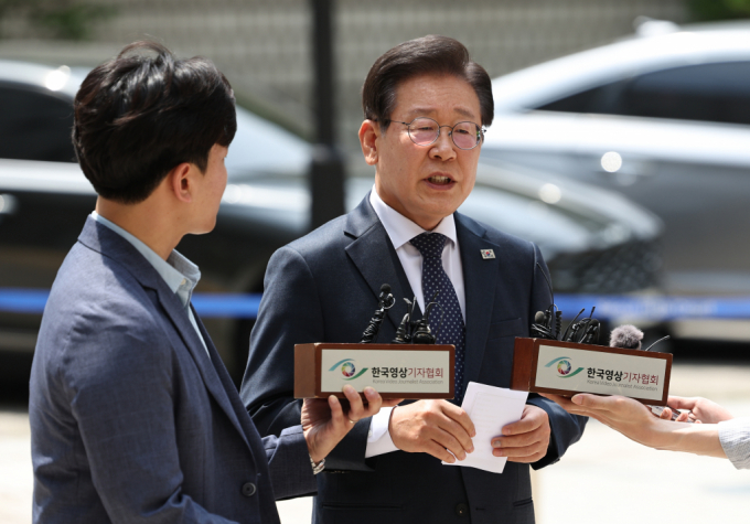 이재명 더불어민주당 대표가 '쌍방울 대북송금'의혹에 대해 "희대의 조작사건으로 밝혀질 것"이라며 언론을 "검찰의 애완견"이라고 비판했다. 사진은 이재명 더불어민주당 대표가 14일 서울 서초구 서울중앙지방법원에서 열린 공판에 출석해 발언하는 모습. /사진=뉴시스