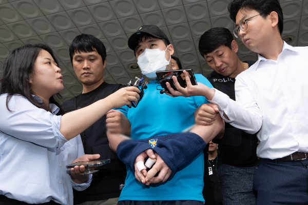 신림역에서 흉기 난동을 벌여 20대 청년 1명을 살해하고 3명을 다치게 한 조선이 2심에서도 무기징역을 선고받았다. 사진은 지난해 7월21일 조선이 구속 전 피의자 심문(영장실질심사)에 출석하기 위해 서울 관악경찰서에서 나와 호송차로 향하는 모습. /사진=뉴스1