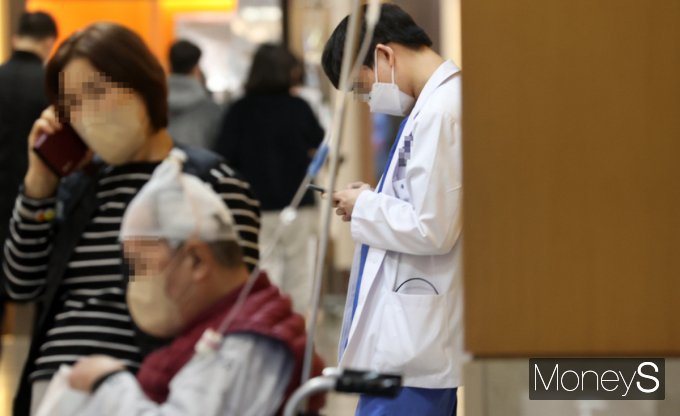 의료계 집단 휴진 움직임이 확산되고 있는 가운데 대학병원의 뇌전증 전문 교수들이 반대 의사를 표명했다. 이들은 휴진을 할 경우 환자의 목숨이 위험할 수 있다고 경고했다. /사진=임한별 기자