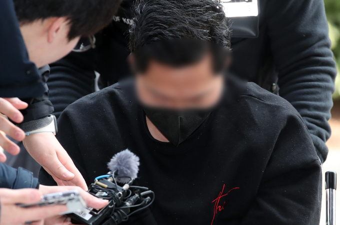 아내에게 성인방송 출연을 요구하며 협박한 30대 전직 군인이 징역 7년을 구형받았다. 사진은 전직 군인 A씨가 지난 2월4일 인천 미추홀구 인천지방법원에서 열린 구속 전 피의자심문(영장실질심사)에 출석하는 모습. /사진=뉴스1