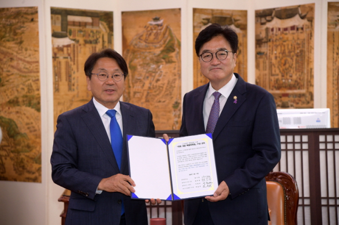 강기정 광주광역시장(왼쪽)이 14일 오전 국회의사당 국회의장실을 방문해 우원식 의장에게 5‧18정신 헌법전문 수록 국회 개헌 특별위원회 구성건의서를 전달한 후 대화를 하고 있다./사진=광주시