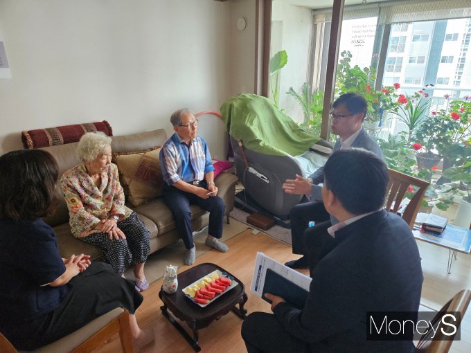 이성룔 광주고용노동청장(오른쪽)이 14일 광주 서구 6·25참전유공자 집을 방문해 대화를 나누고 있다/사진=광주고용노동청 제공.