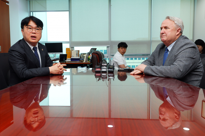 인요한 국민의힘 의료개혁특별위원장이 임현택 대한의사협회장을 만나 45분 동안 비공개 회의를 가졌다. 사진은 인 위원장(오른쪽)이 14일 서울 여의도 국회 의원회관에서 임 회장과 대화를 나누는 모습. /사진=뉴시스