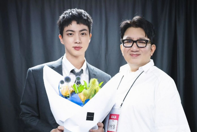 방시혁 하이브 의장이 그룹 방탄소년단(BTS) 멤버 진의 전역 행사에 참석한 사진을 소셜미디어(SNS) 계정에 공개했다. /사진=방시혁 의장 인스타그램