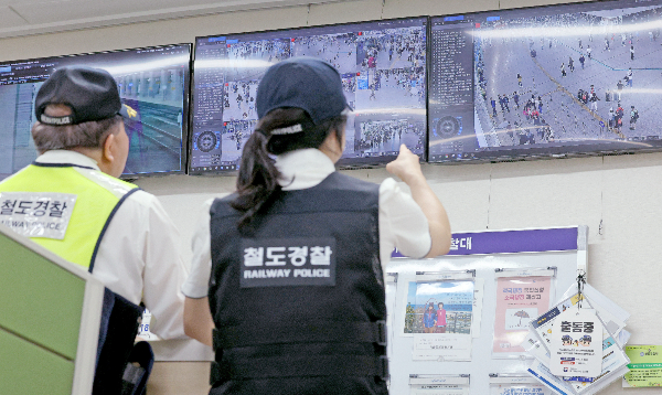 서울역에서 칼부림을 벌이겠다는 예고글을 온라인 커뮤니티에 올린 작성자가 구속 상태로 재판에 넘겨졌다. 사진은 철도경찰이 지난달 24일 오전 서울 중구 서울역 내 철도경찰 사무실에서 역 내 특이 사항을 점검하는 모습. /사진=뉴스1