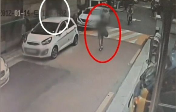 길에서 처음 본 여성을 집까지 따라가 자신을 만져달라며 성추행하고 도망친 30대 남성이 경찰에 입건됐다. 사진은 당시 CCTV 영상 중 일부. /사진=MBN 보도 캡처