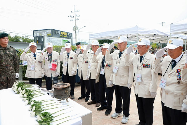 6·25 참전용사들이 14일 상주 북천시민공원에서 제16회 화령장지구전투 전승 기념행사를 열고 있다./사진제공=육군 제50보병사단