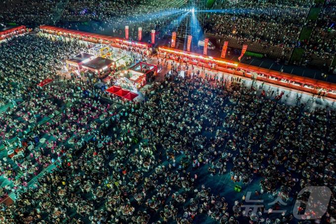 [사진] [포토]세계 최대 샤오룽샤 먹방…쉬이 국제 가재 축제