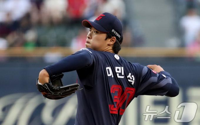 [사진] 힘껏 던지는 롯데 이민석
