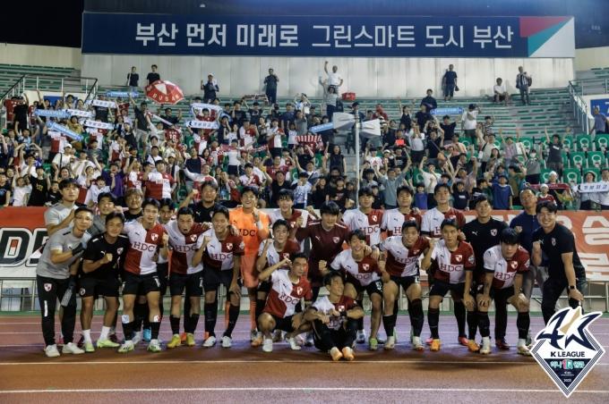구덕에서 경기를 치른 뒤 승리사진을 찍은 부산 선수들(한국프로축구연맹 제공)