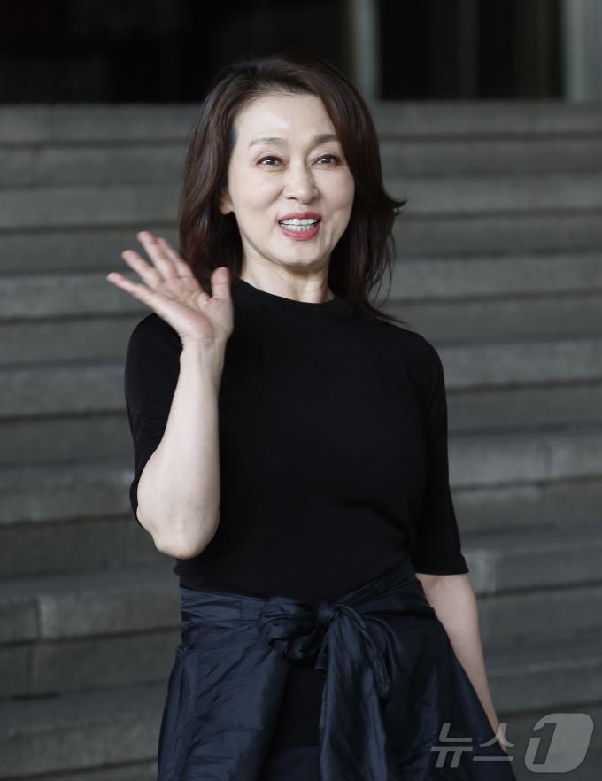 [사진] 문희경, 반가운 손 인사