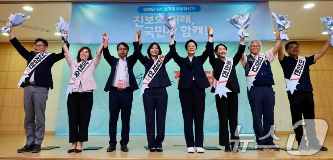 [사진] 인사하는 김재연 대표