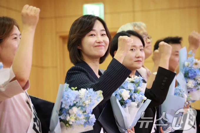 [사진] 기념 촬영하는 김재연 신임 진보당 대표