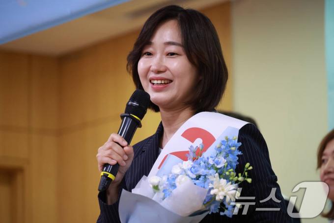[사진] 당선 인사하는 김재연 대표