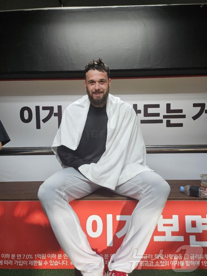 KIA 타이거즈 캠 알드레드가 14일 KT 위즈전에서 승리투수가 된 뒤 취재진과 인터뷰하고 있다. ⓒ News1