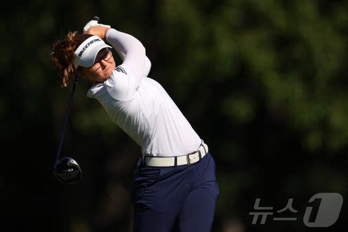 [사진] [포토]브룩 핸더슨, 마이어 LPGA 클래식 2R 티샷