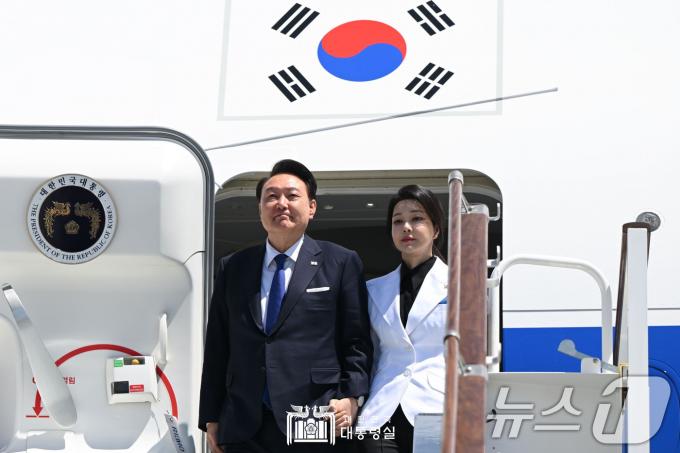 우즈베키스탄을 국빈 방문한 윤석열 대통령과 김건희 여사가 13일(현지시간) 타슈켄트 국제공항에 도착해 공항청사로 향하고 있다. (대통령실 홈페이지) 2024.6.14/뉴스1 ⓒ News1 박지혜 기자