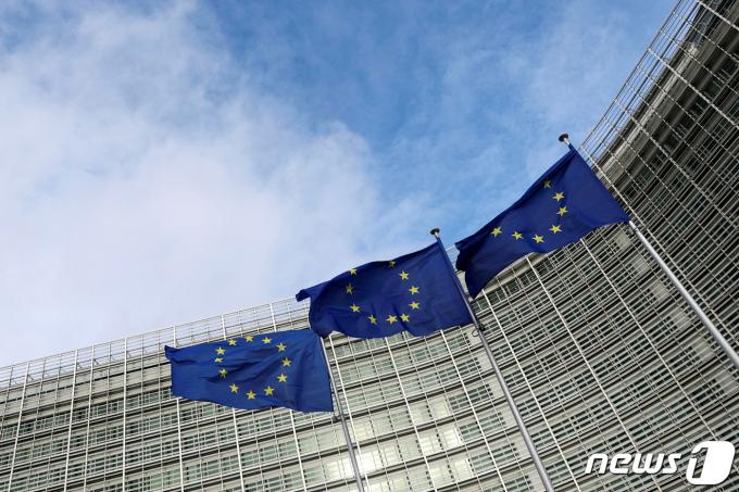벨기에 브뤼셀에 위치한 유럽연합(EU) 집행위원회 본부 건물 앞에서 EU기가 휘날리고 있다. 2023.11.8 ⓒ 로이터=뉴스1 ⓒ News1 강민경 기자
