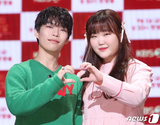 남매 듀오 악뮤(AKMU)의 이찬혁과 이수현(오른쪽) ⓒ News1