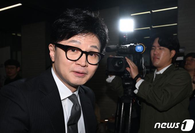 한동훈 전 국민의힘 비상대책위원장이 서울 여의도 중앙당사에서 총선 결과에 따른 위원장직 사퇴 입장을 밝힌 뒤 당사를 나서고 있다.(공동취재) 2024.4.11/뉴스1 ⓒ News1 구윤성 기자