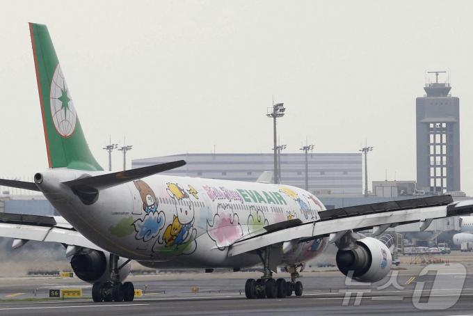 대만 북부 타오위안 국제공항 활주로에 헬로키티를 모티브로 한 항공기가 서 있다. 2016.03.14/ ⓒ 로이터=뉴스1 ⓒ News1 권진영 기자