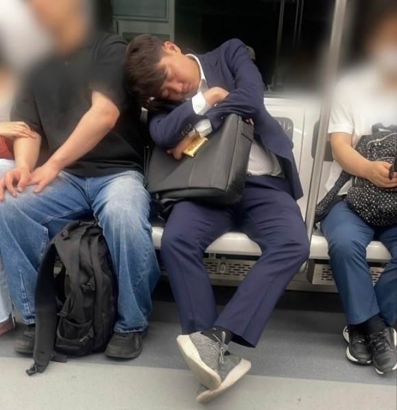 13일 온라인 커뮤니티에 이준석 개혁신당 의원이 지하철 자리에 앉아 잠든 모습이 담긴 사진이 올라와 화제다. 그는 남색정장에 가방과 휴대전화를 손에 꼭 쥔 채, 옆자리 승객에게 기대 잠이 든 모습이다.  /사진=뉴스1