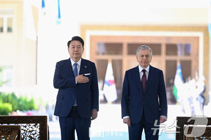 [사진] 국기에 경례하는 윤석열 대통령